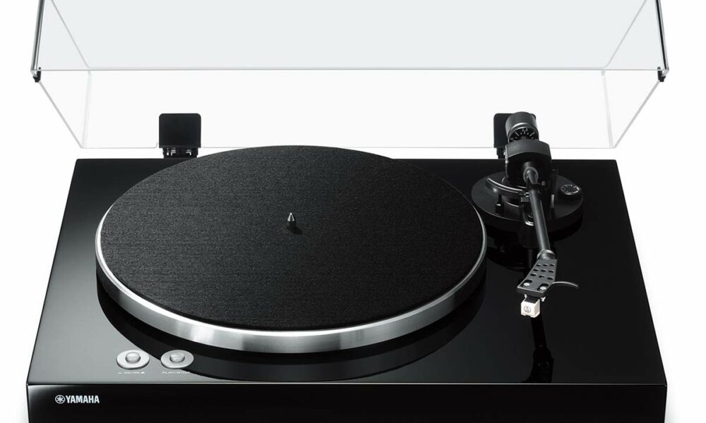 YAMAHA TT-S303 Hi-Fi Vinyl Belt Drive Turntable – Piano Black product image